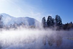 湯布院／朝霧に包まれる金鱗湖