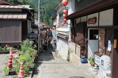 無数の赤提灯と石畳